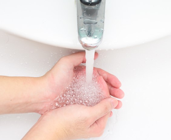 O que é mais higiênico: secar as mãos com toalhas de papel ou usar secadores?